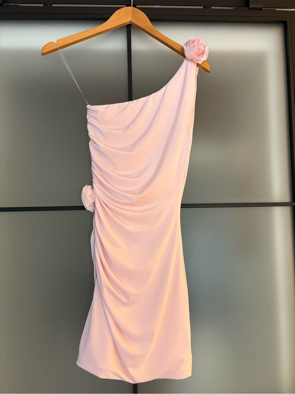 Elegant One-Shoulder Pink Ruched Cocktail Dress with Floral Accent